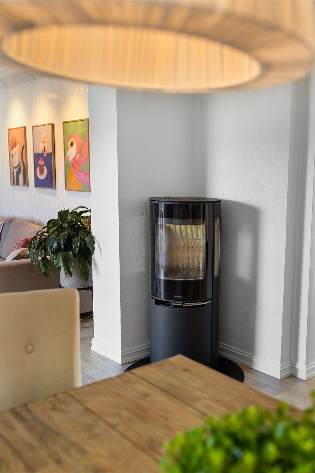 Boligen varmes opp med luft-til-luft varmepumpe, vedovn og elektriske varmekabler på badet og i entré. Galleribilde