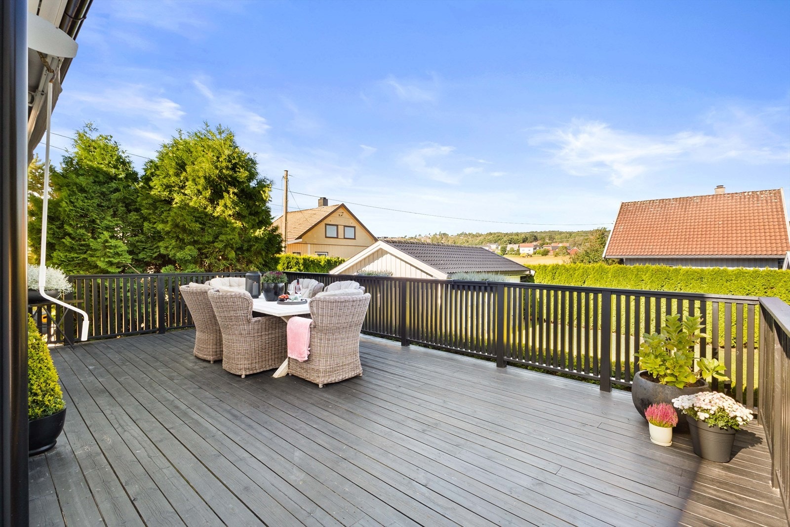 Vestvendt terrasse på ca. 38 m² med gode solforhold. Galleribilde