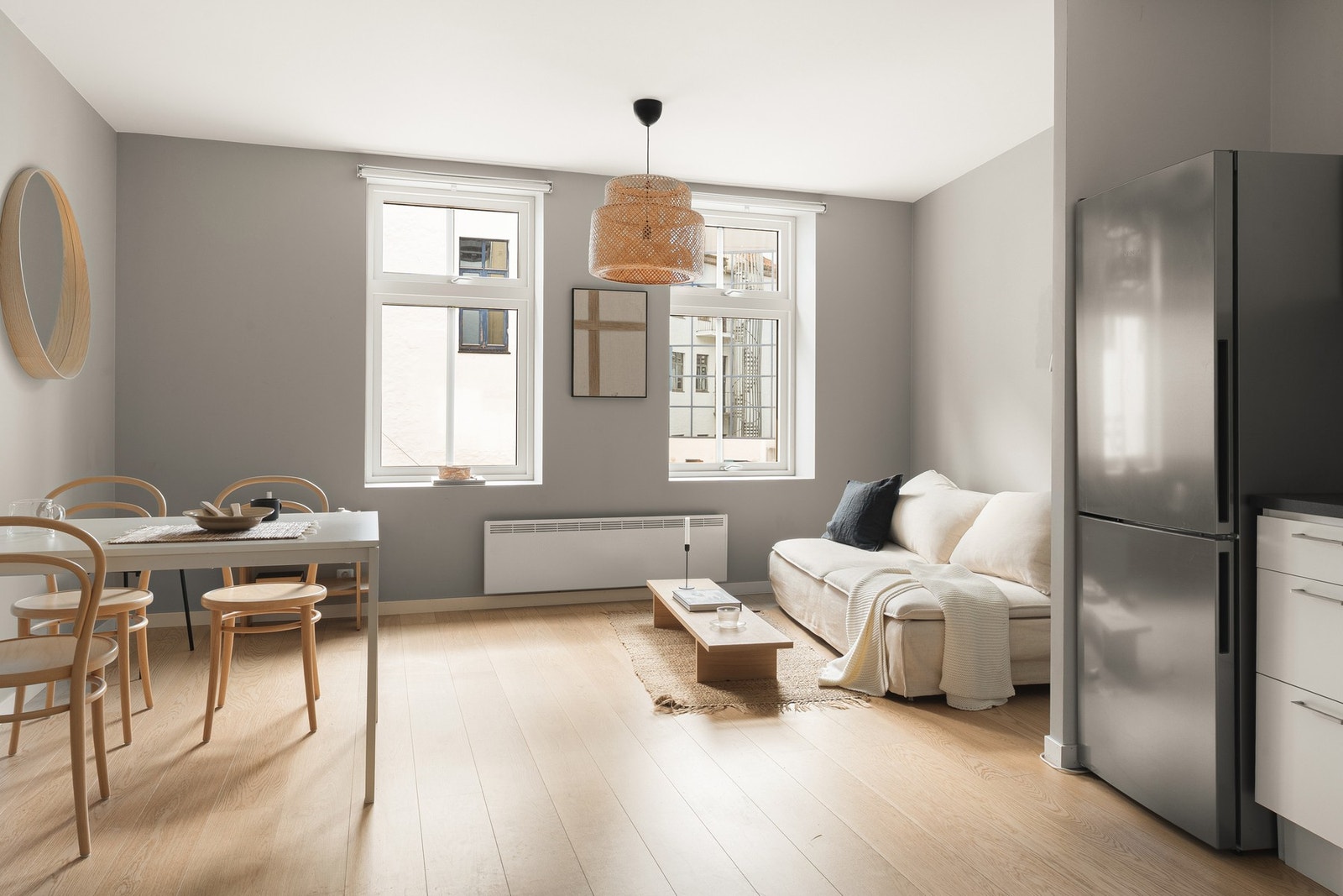 Stuen er romslig med god plass til sittegruppe og spisebord. Galleribilde