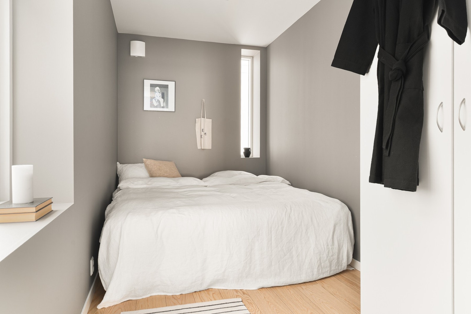 Boligens soverom er av god størrelse. Rommet måles til ca. 8 kvm. Galleribilde