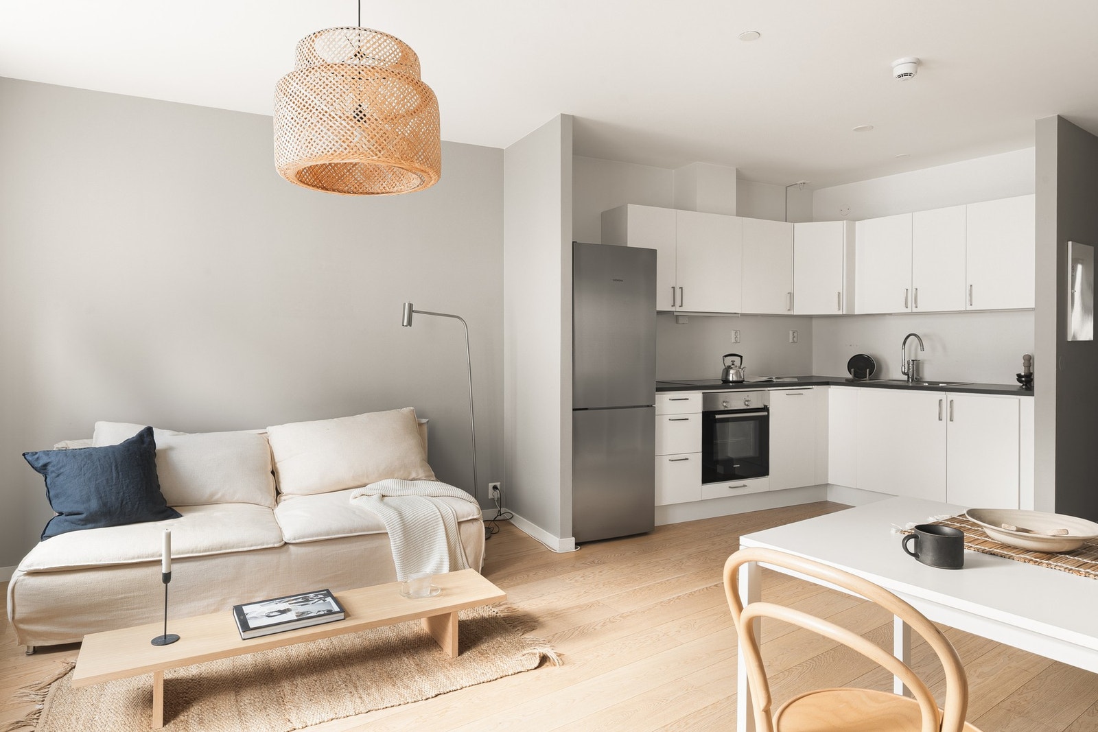 Kjøkkenet ligger fint til med en praktisk løsning med god skap- og benkeplass. Galleribilde