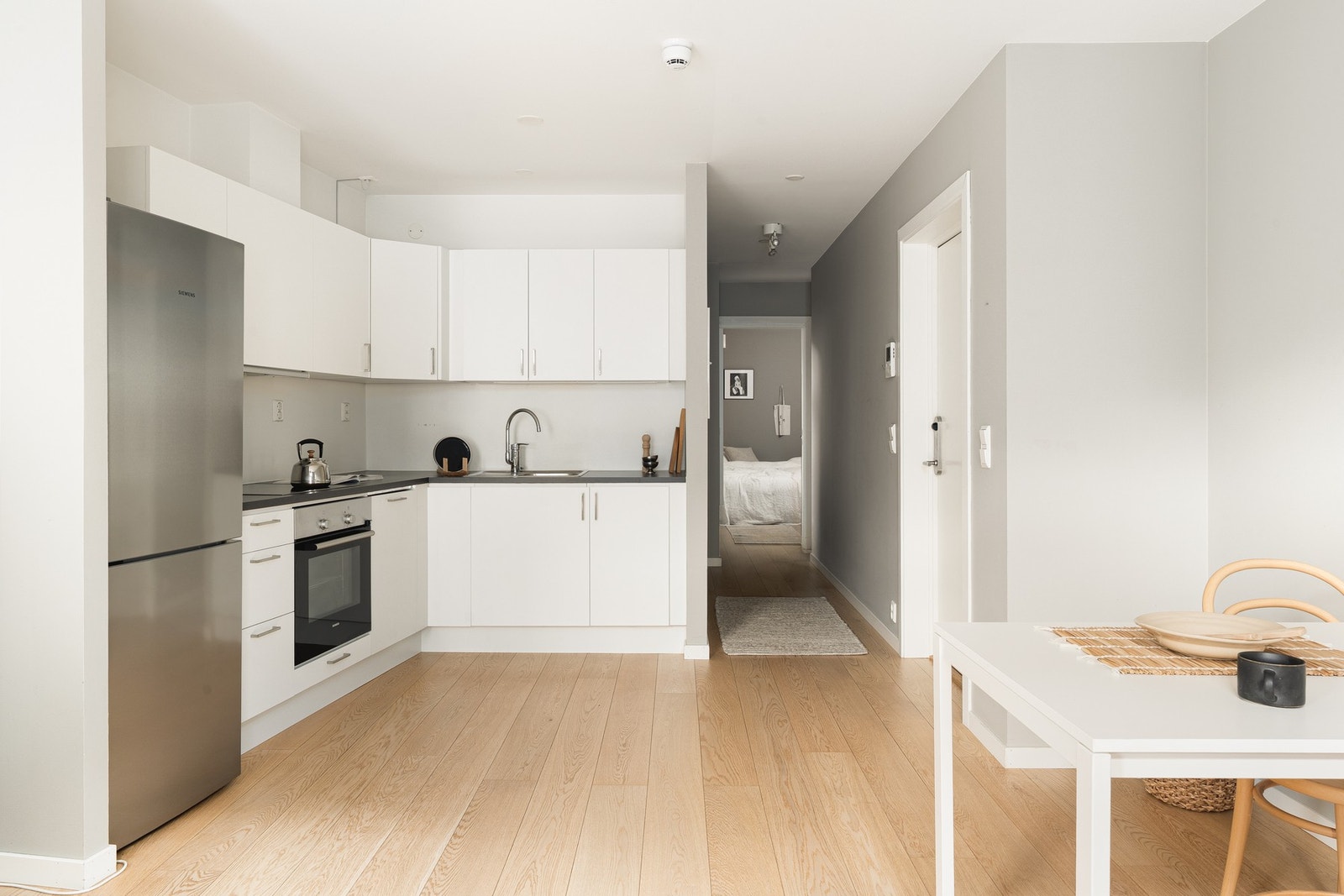 Videre fra entré beveger vi oss inn i stuen og kjøkken som ligger sammen i åpen løsning. Galleribilde