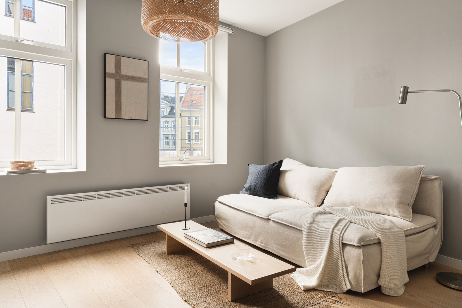 Det er 1-stavs parkett på gulv, slette malte vegger og himling. Galleribilde