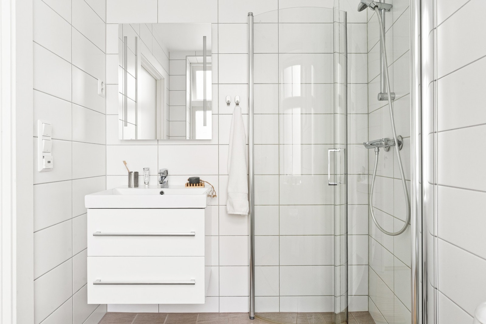 Badet er helfliset og har en slett malt himling. Det er selvfølgelig varmekabler i gulv. Galleribilde