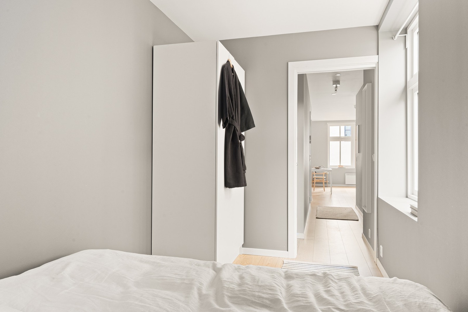 Her er det plass til dobbeltseng og klesskap/kommode og eventuelt annet møblement om ønskelig. Galleribilde