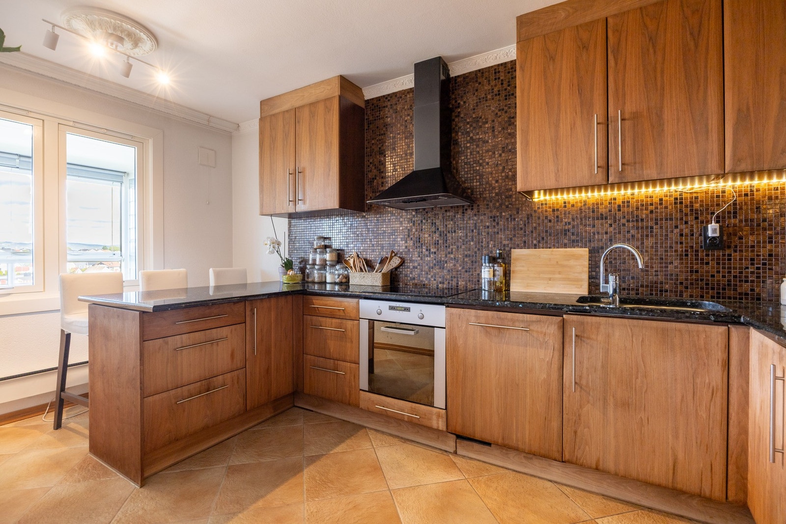 Praktisk separat kjøkken. Integrerte hvitevarer gir kjøkkenet et godt helhetsinntrykk. Galleribilde