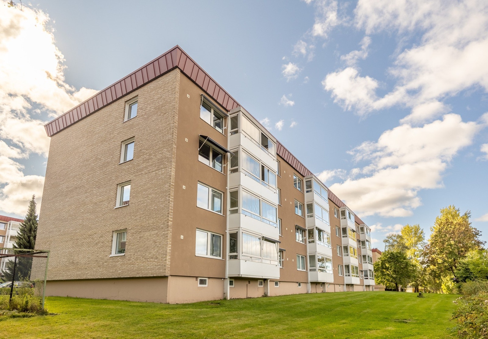 Det er et godt vedlikeholdt og veldrevet borettslag, og med mulighet for leie av parkeringsplass/garasjeplass etter venteliste. Galleribilde