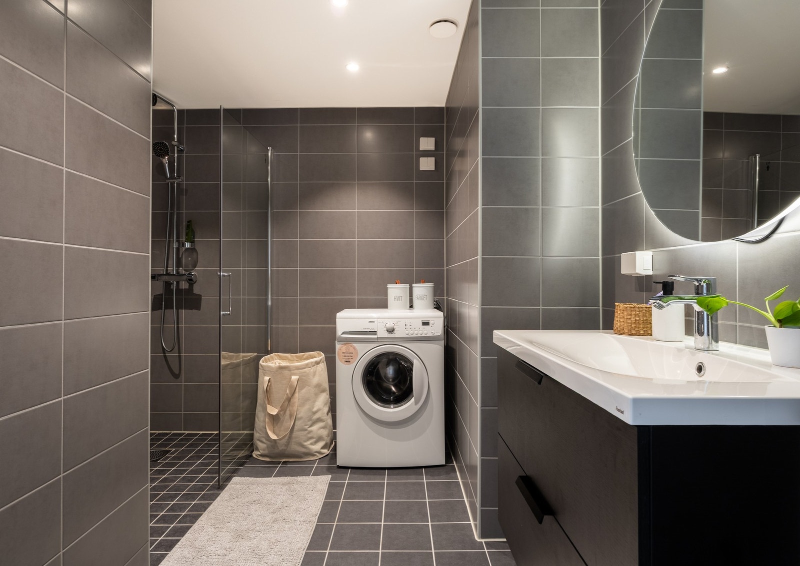 Videre har leiligheten et delikat helfliset bad fra 2021, totalrehabilitert i regi av borettslaget. Galleribilde