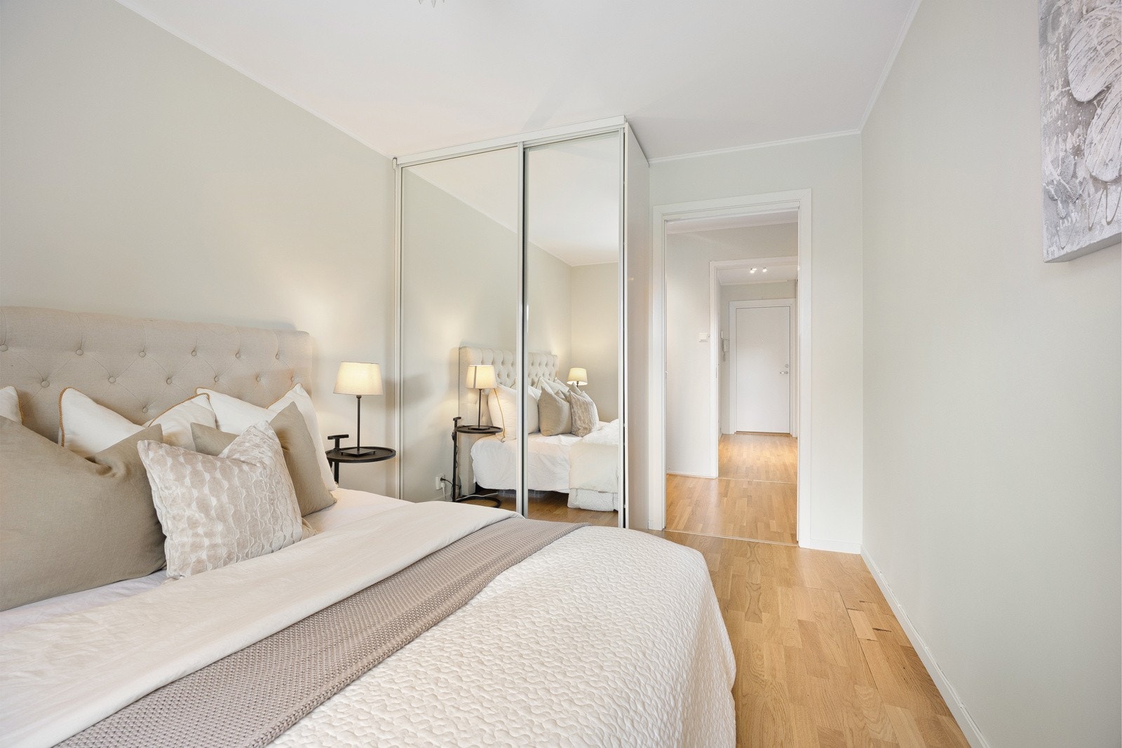 På soverommet er det god oppbevaringsplass i en skyvedørsgarderobe. Galleribilde