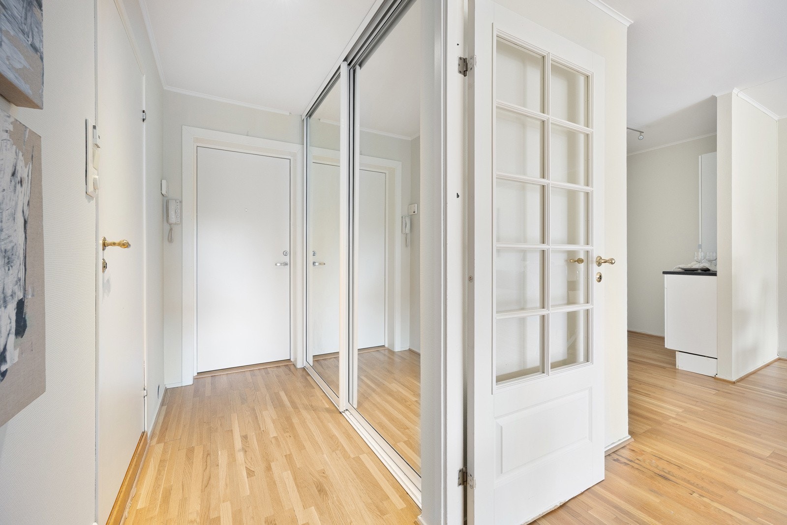 Det er montert dørcalling ved inngangsdøren. Galleribilde