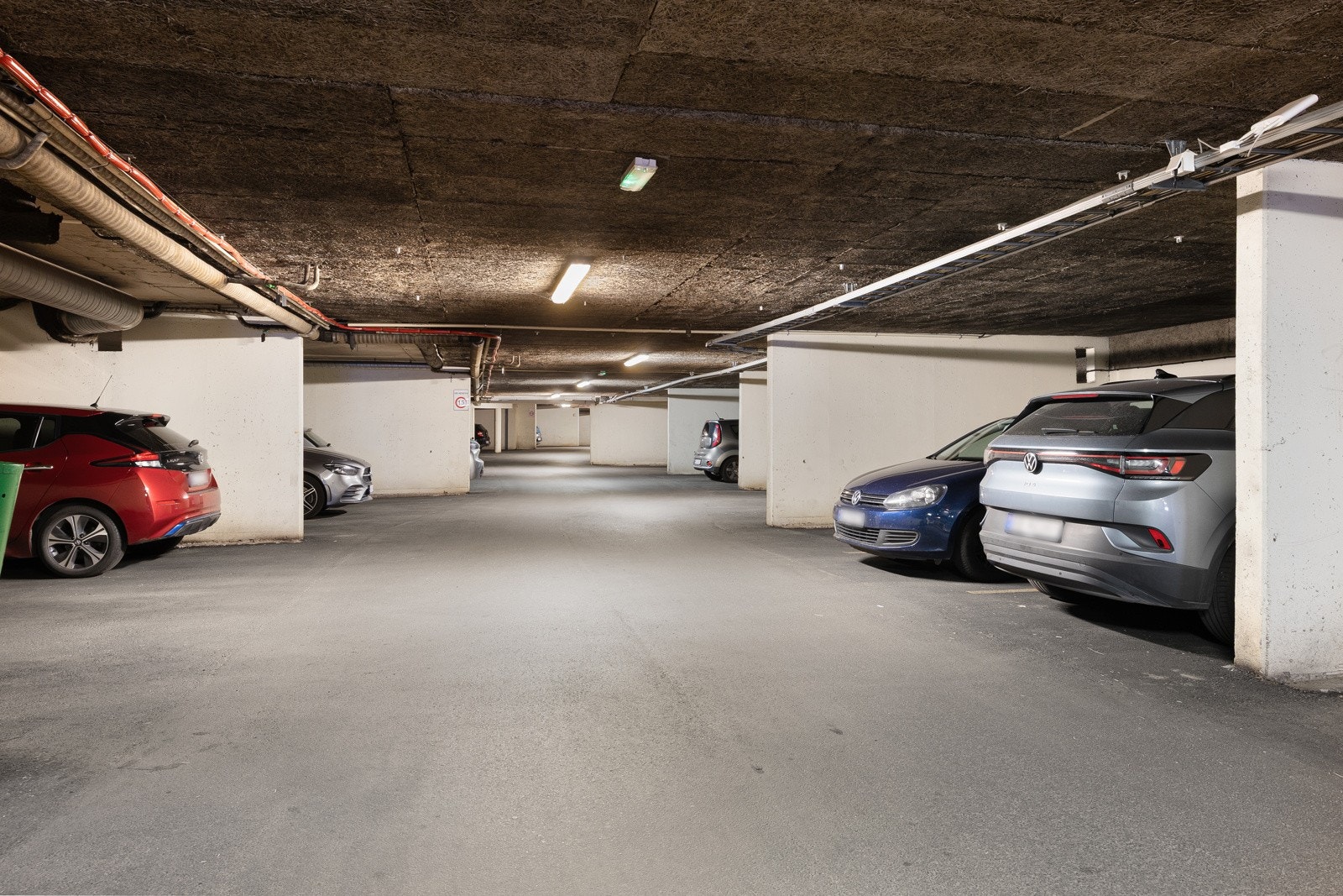 Garasjeplass i lukket anlegg med følger leiligheten. Galleribilde