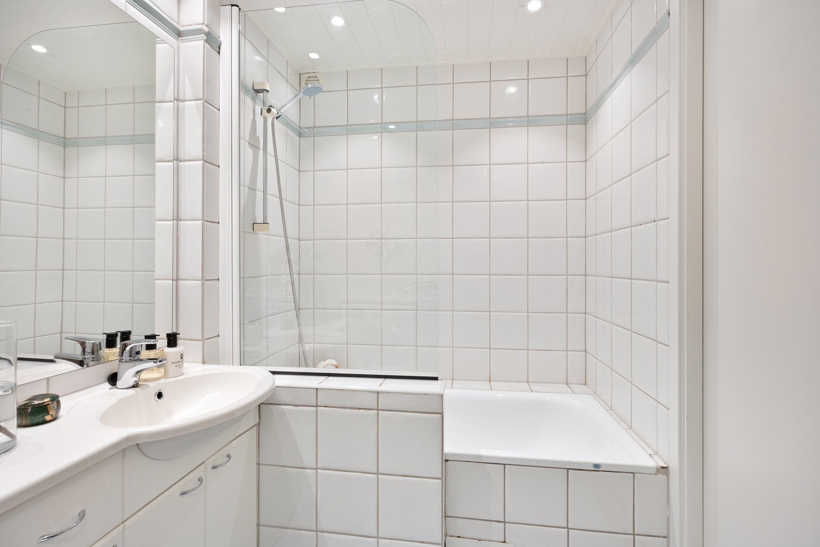 Badet har et innfliset badekar med dusjarmatur bak en innfellbar glassvegg. Tg 3 Galleribilde