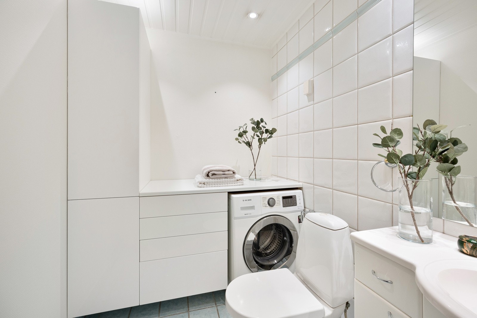 I en praktisk skapinnredning på badet er det opplegg og plass for vaskemaskin. Tg 3 Galleribilde
