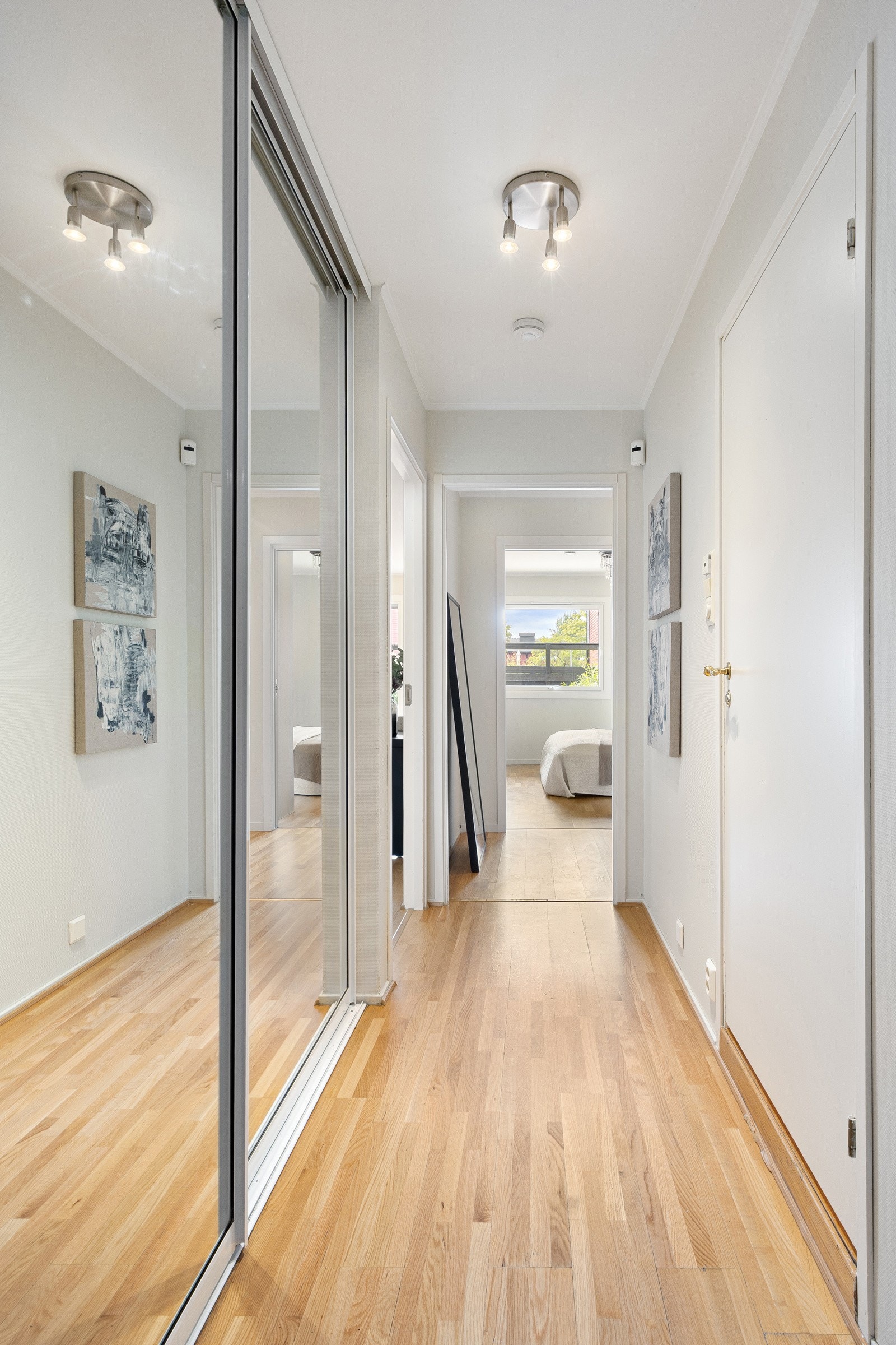 Yttertøy, sko og utstyr ryddes enkelt bort i en plassbygd skyvedørsgarderobe i entreen. Galleribilde