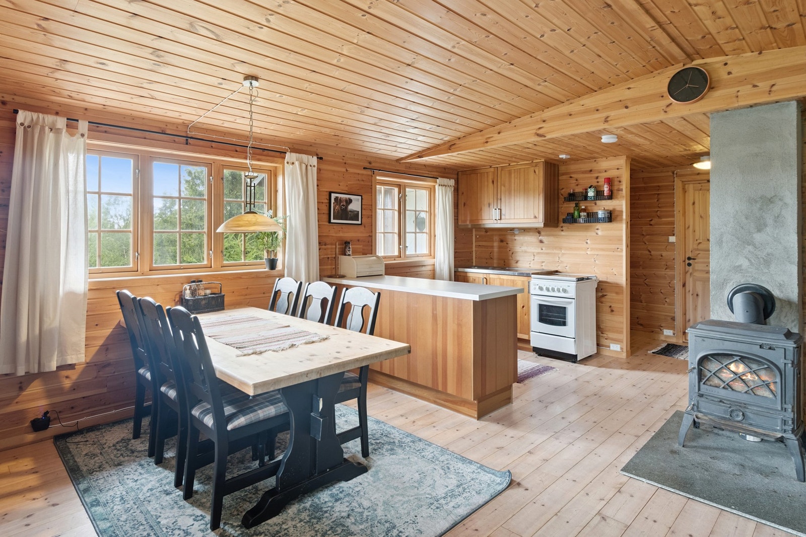 Stuen har vedfyring og god plass til spisegruppe. Galleribilde