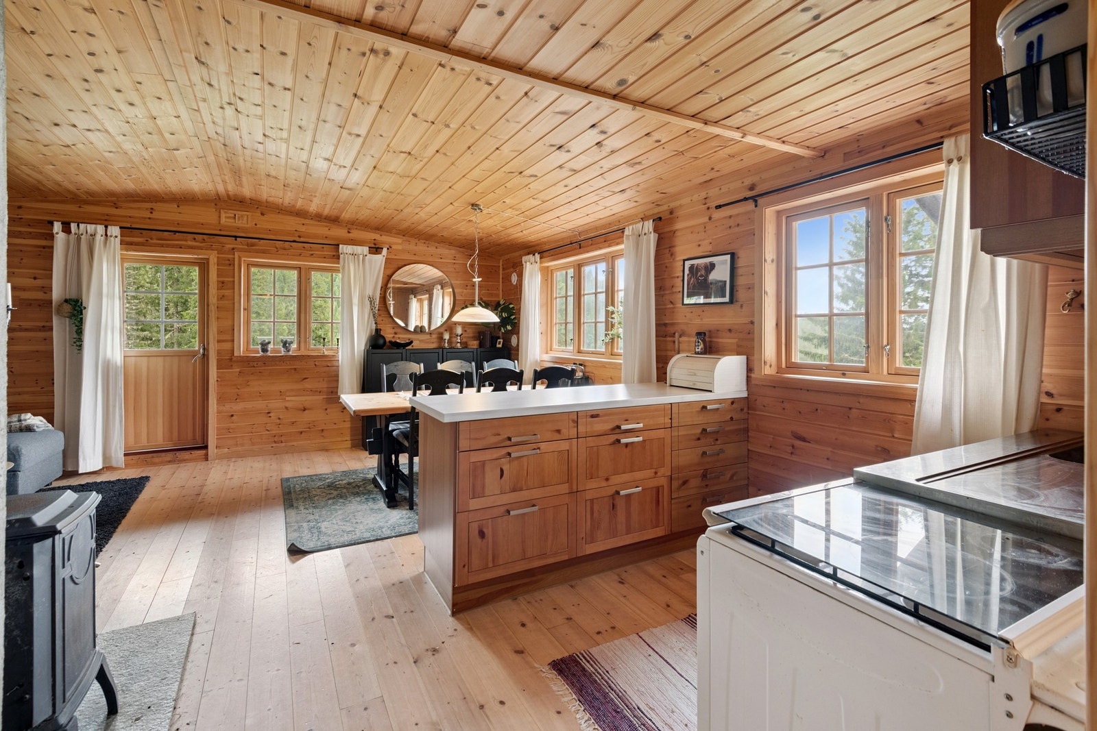 Stuen har en åpen løsning mot kjøkken Galleribilde