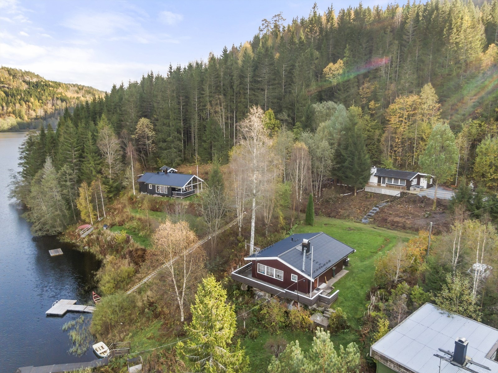 Idyllisk plassert i et lite hyttefelt langs vannet. Galleribilde