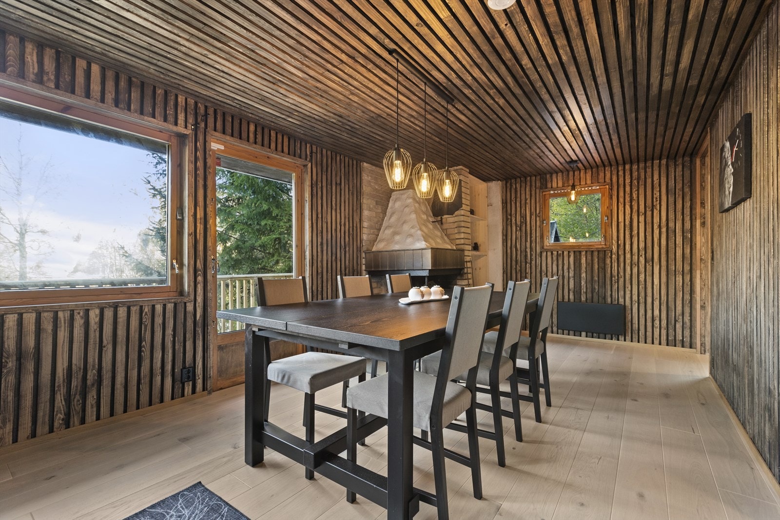 Gjennomgående mørke spiler gir interiøret struktur og dybde. Galleribilde