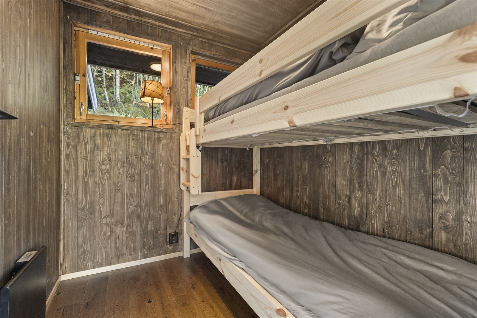 Det første soverommet er lunt og godt med to vinduer. Galleribilde