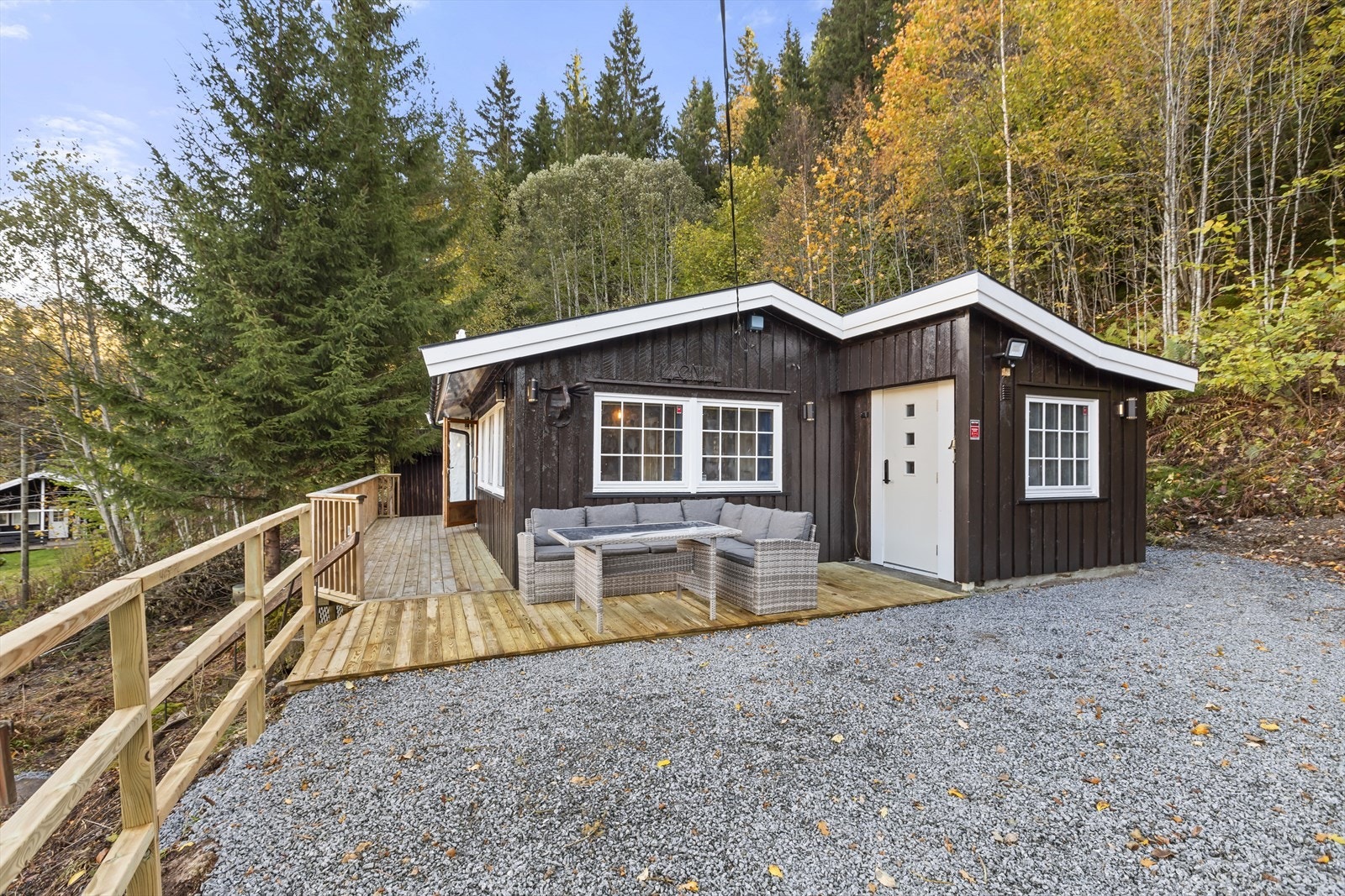 Platting ved inngangspartiet vender mot vest og byr på ettermiddag- og kveldssol. Galleribilde