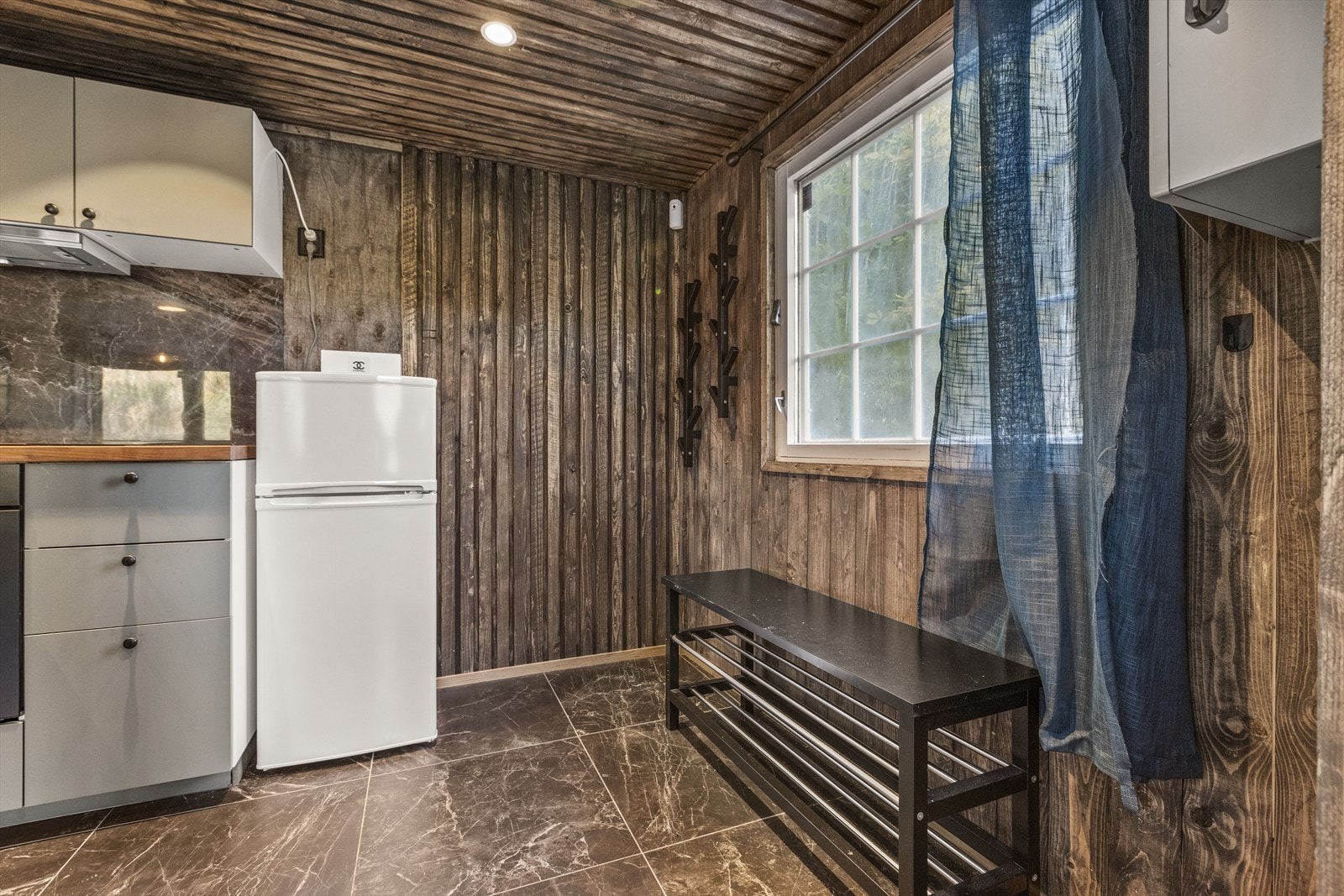 I enden av kjøkkenet er entreen, lekkert flislagt. Galleribilde