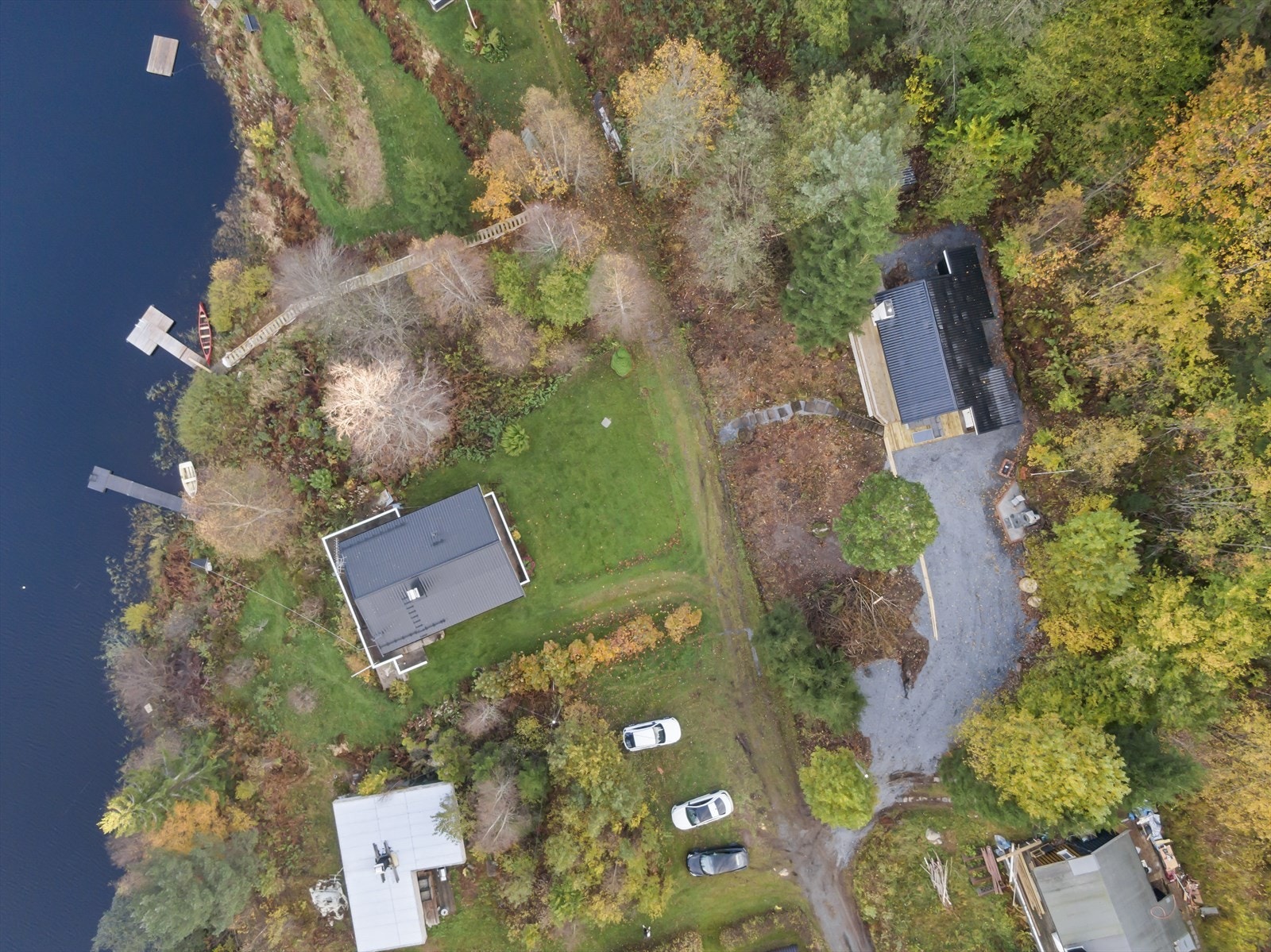 Hytte med nydelige, frodige omgivelser gjennom alle årstider. Galleribilde