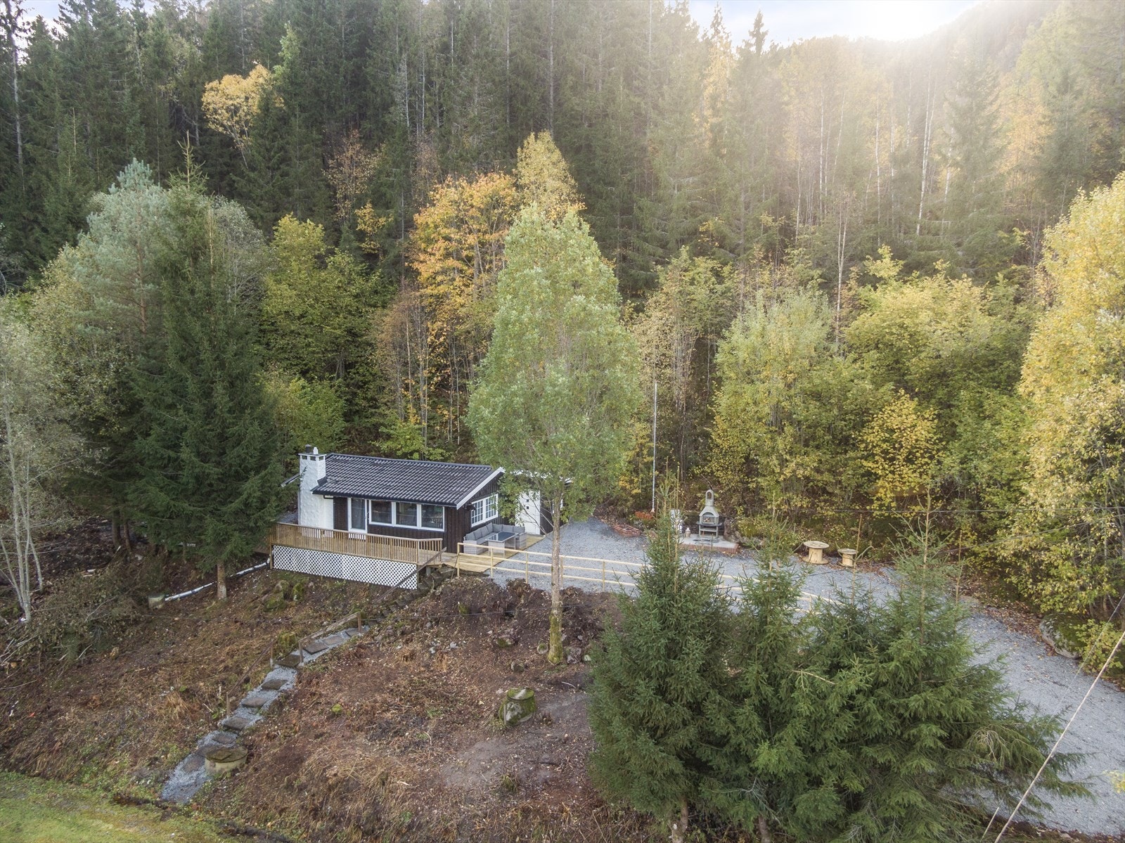 Fra terrassen er det hellelagt trapp ned mot vannet. Galleribilde