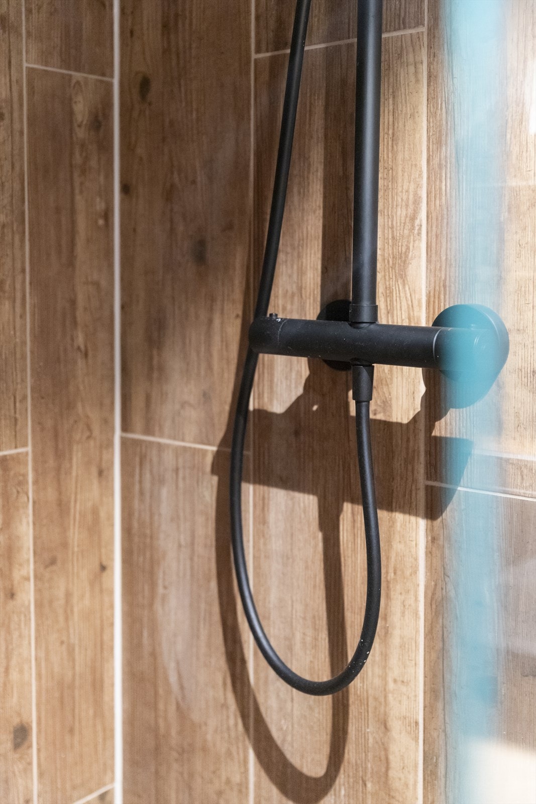 Dusjhjørne med glassvegg og dusjsett med rainshower. Galleribilde