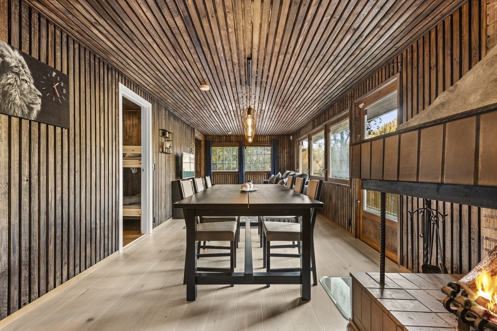 Hytta er gjennomgående, med enstavs eikegulv. Galleribilde