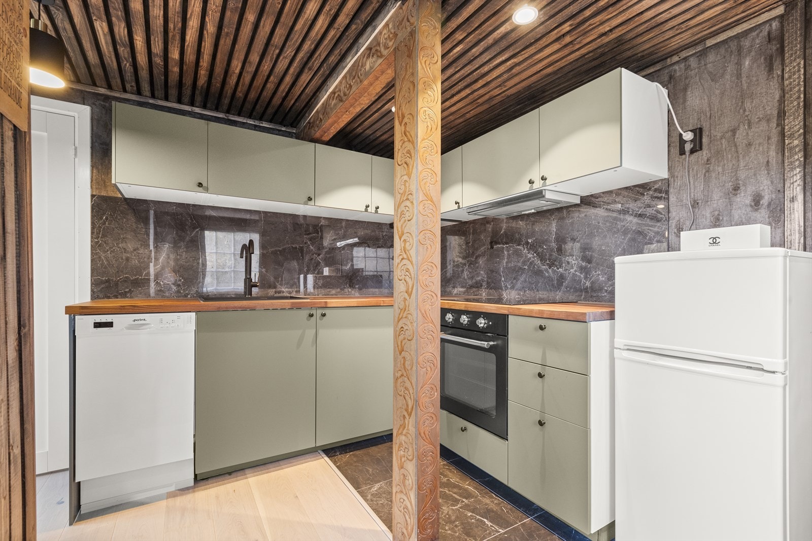 Original bærebjelke er bevart med lekre utskjæringer. Galleribilde