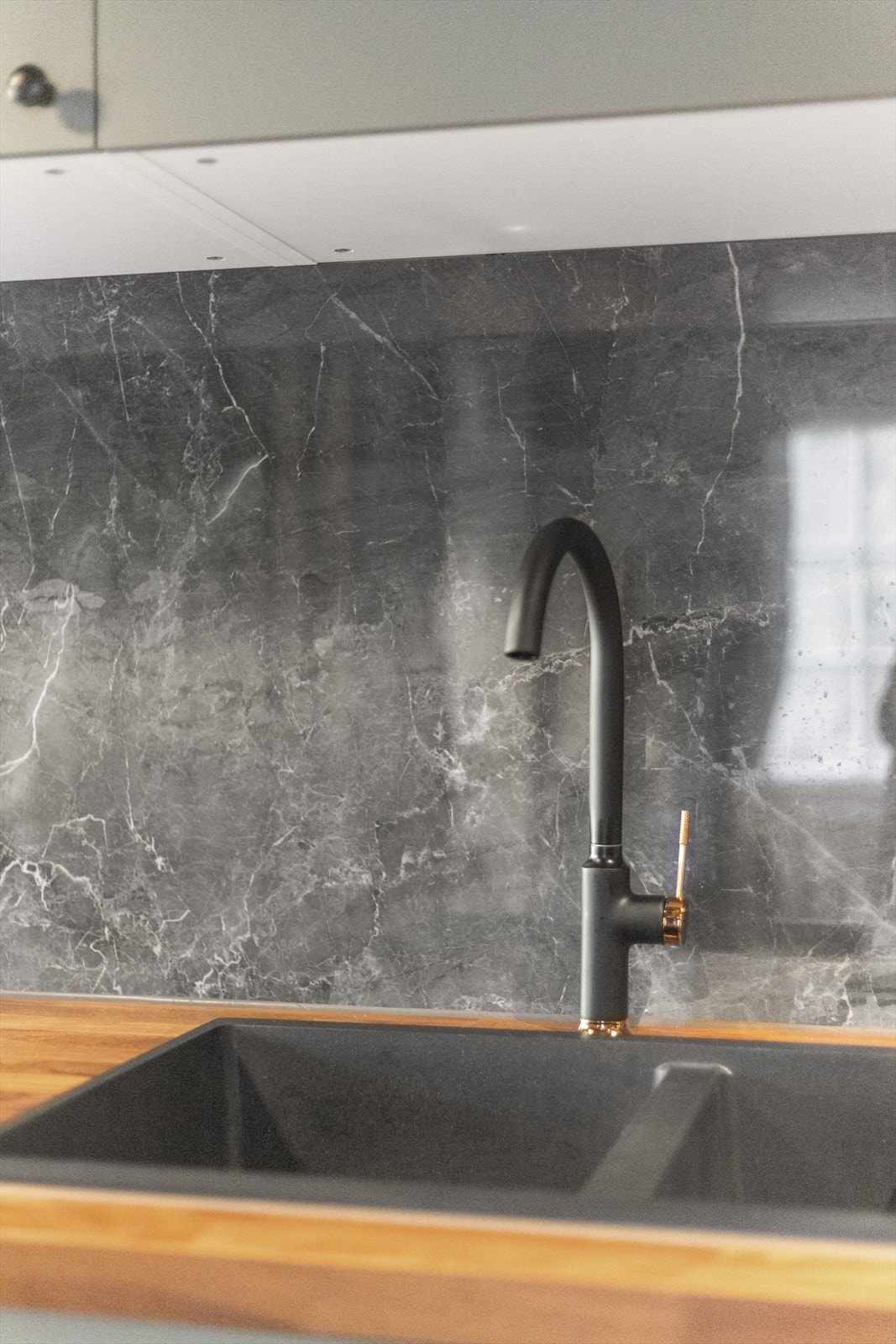 Lekre fliser mellom benk og overskap. Galleribilde