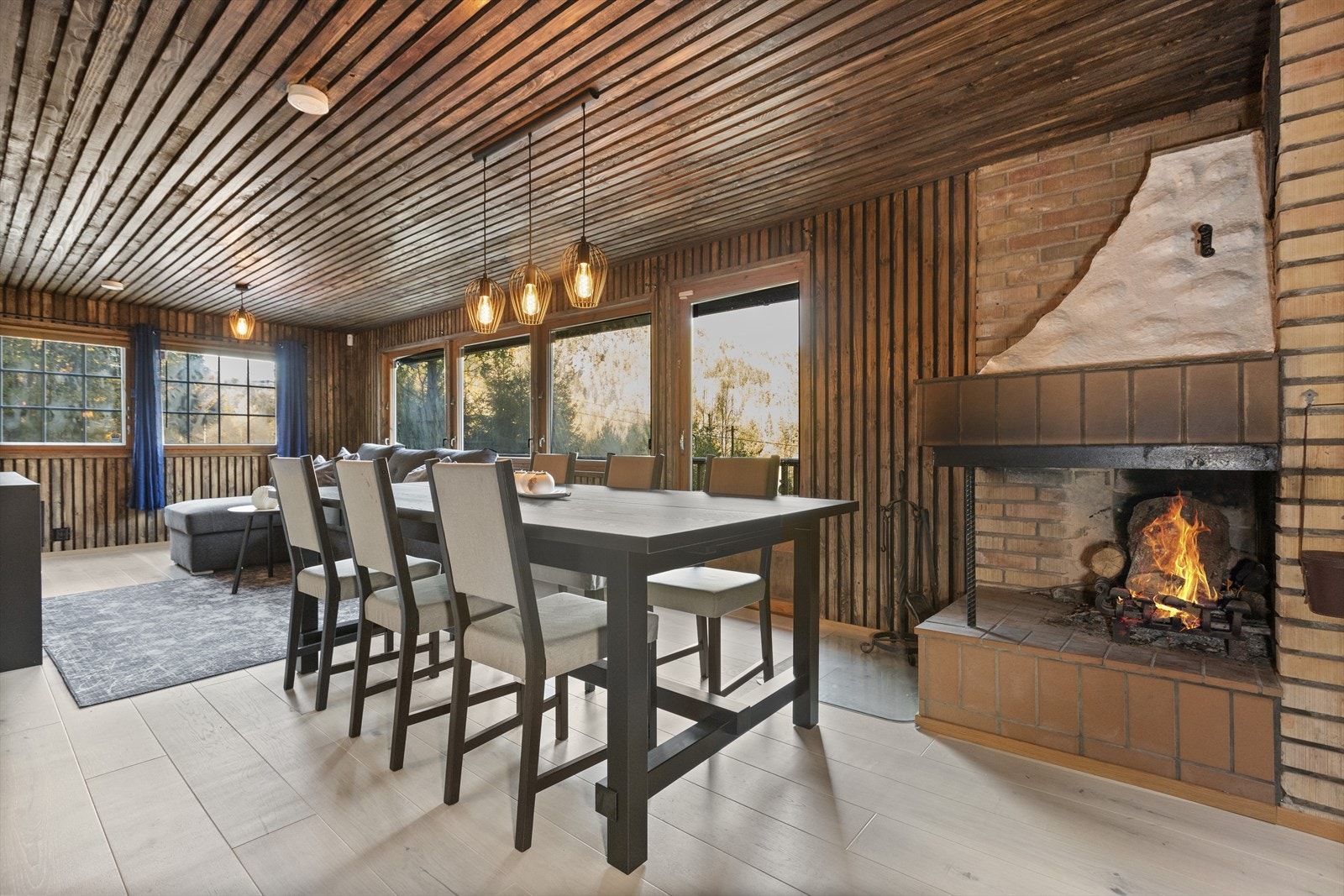 Åpen peis som varmer godt og fungerer som en naturlig møbelgjenstand i stuen. Galleribilde