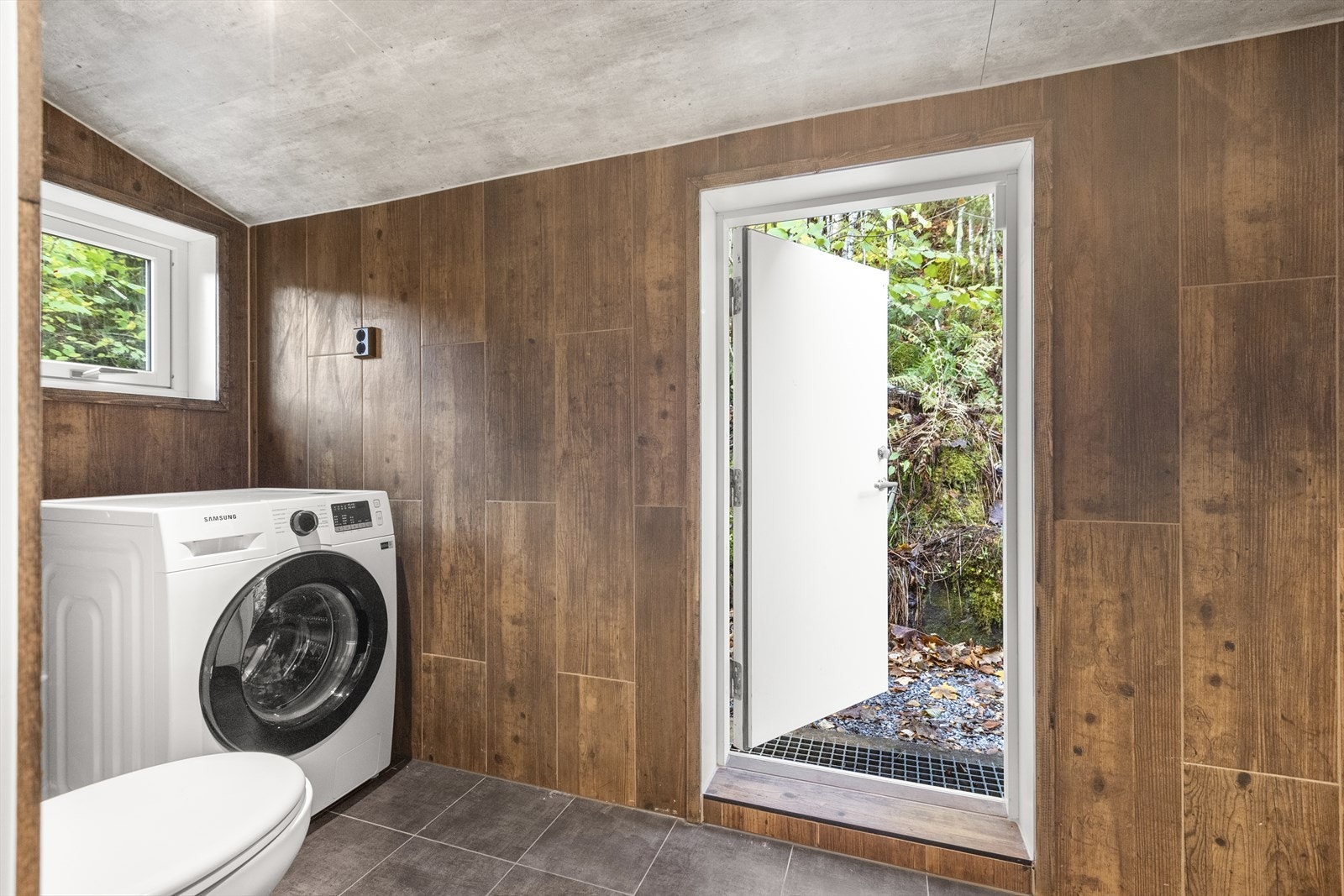 Fra baderommet er det direkte utgang - svært praktisk for fir- og tobeinte på regnfulle dager. Galleribilde