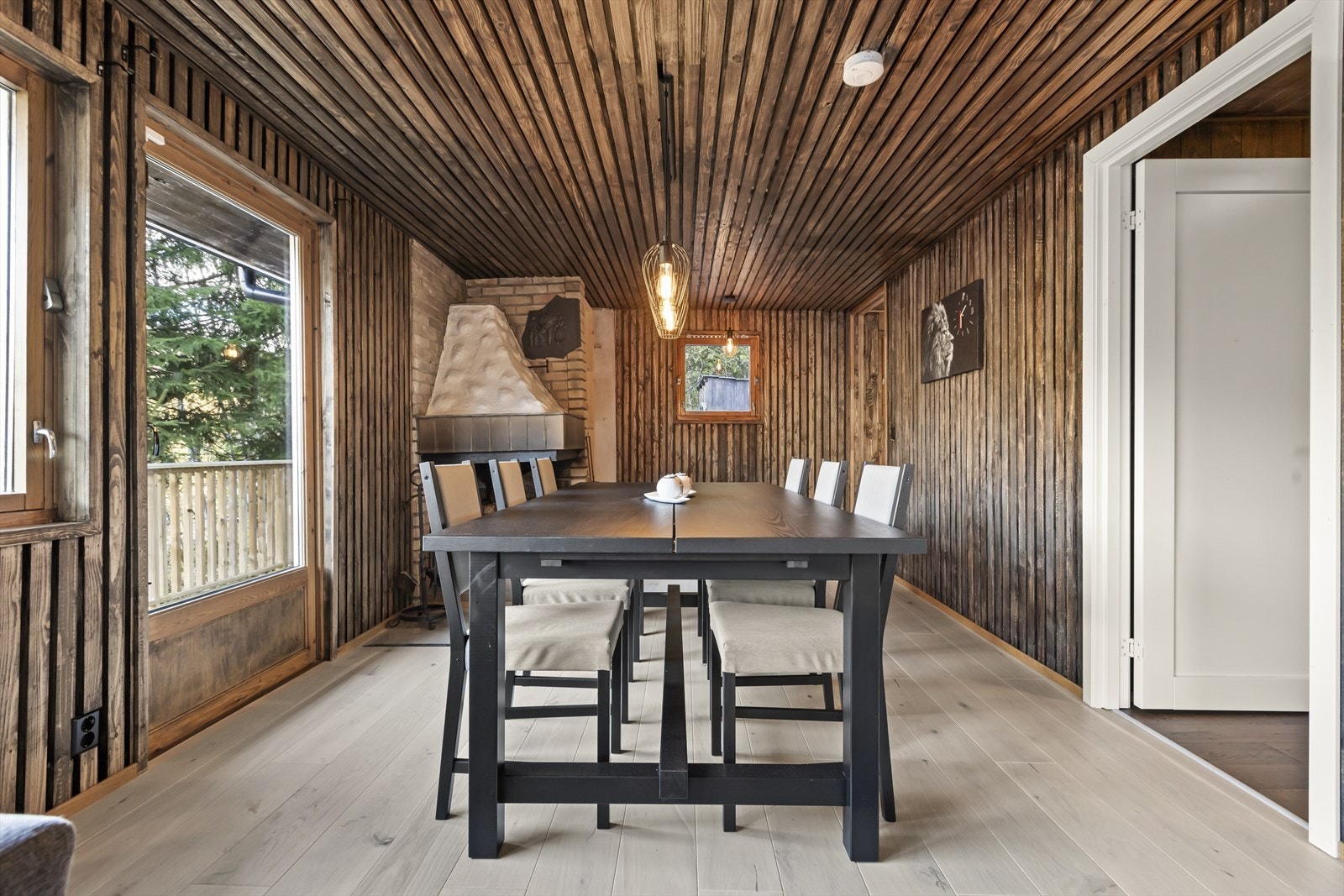 Stue med vinduer på flere sider i hyttas ende. Galleribilde