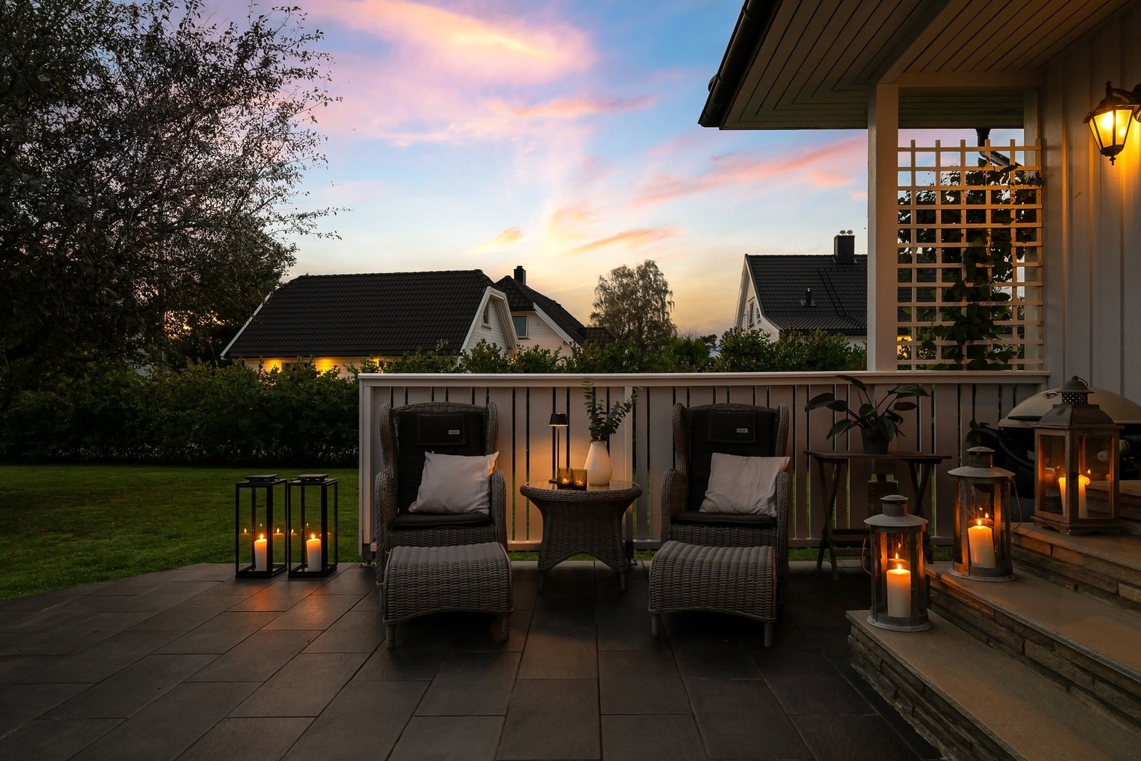 Uteplassen er like hyggelig om kvelden som på dagtid! Galleribilde