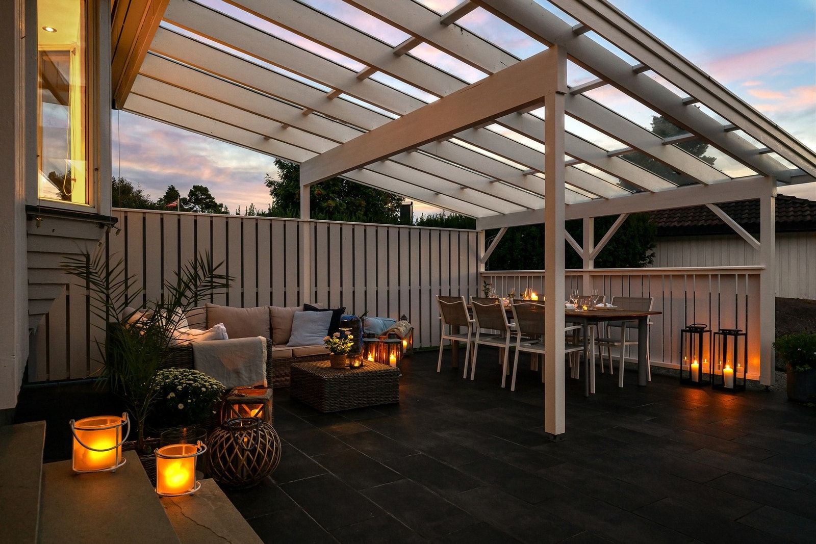 Sitt ute uansett vær; under det selvrensende glasstaket som forlenger utesesongen Galleribilde