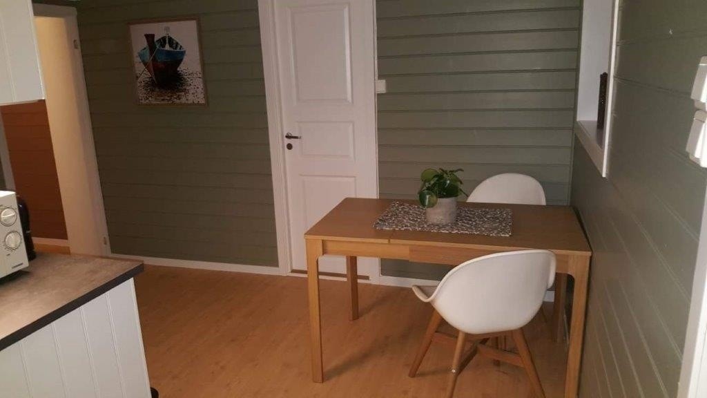 Det er soverom med inngang på bilde som er ledig Galleribilde