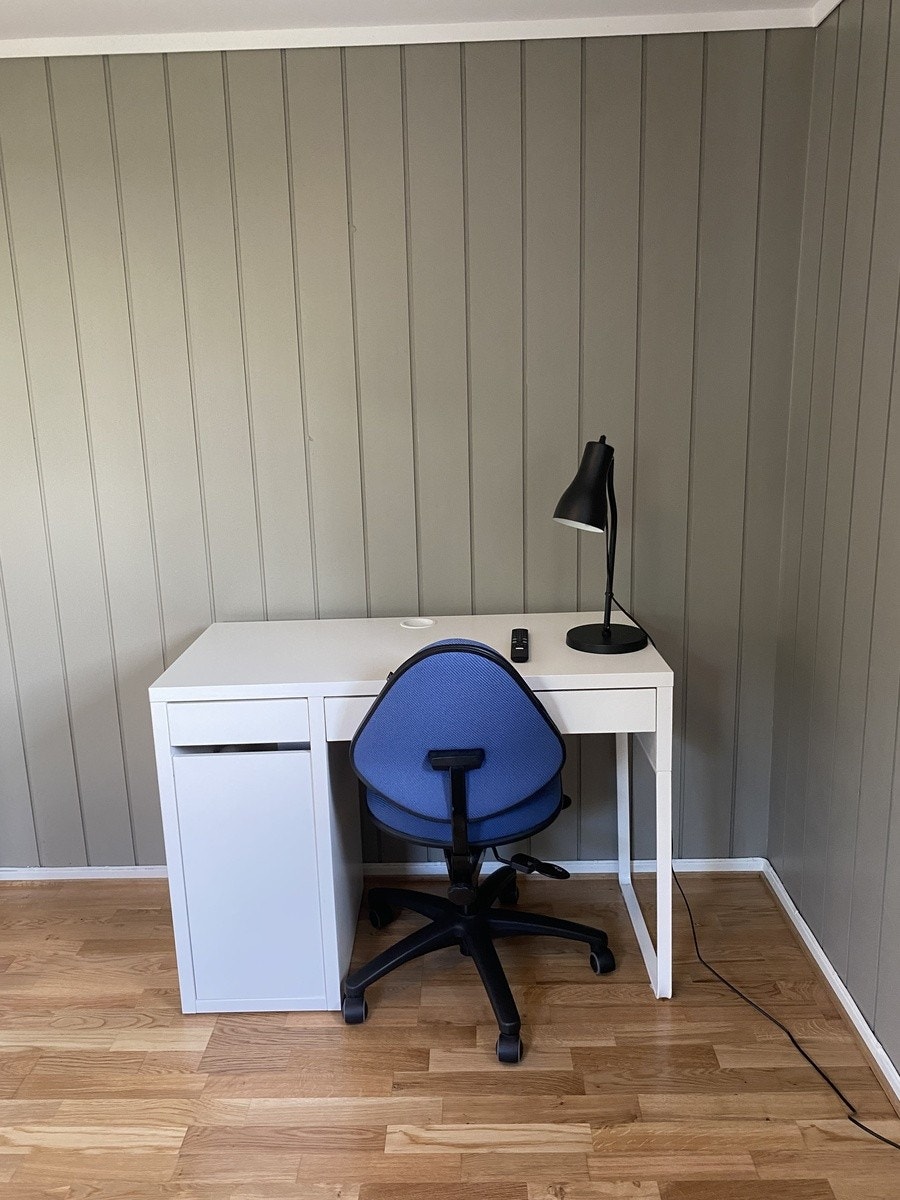 Skrivepult med stol på alle rom Galleribilde