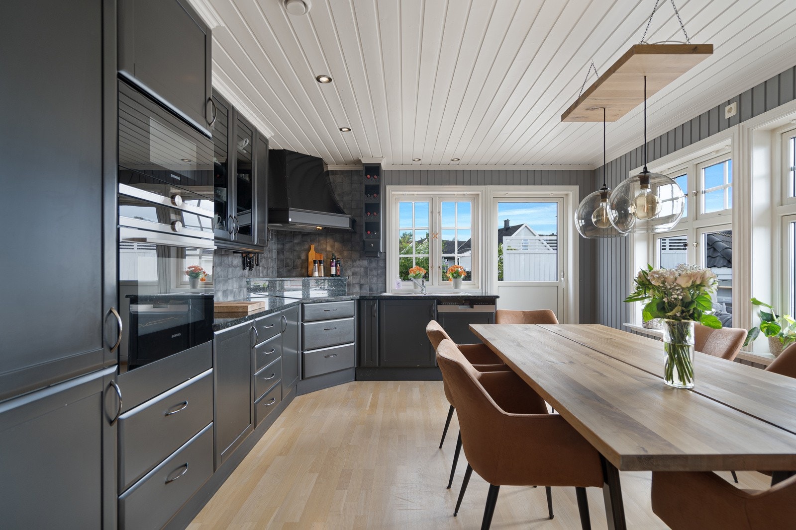 Oppgradert, stilfullt kjøkken med solid innredning og oppgraderte hvitevarer. Steinplater! Galleribilde