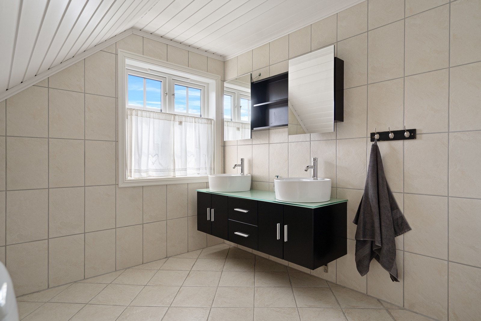 Praktisk dobbelservant med skapplass over Galleribilde