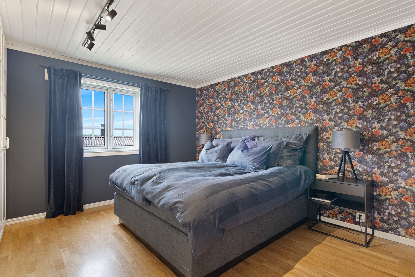 Hovedsoverommet er plassert i denne etasjen, her er det også garderobeskap Galleribilde