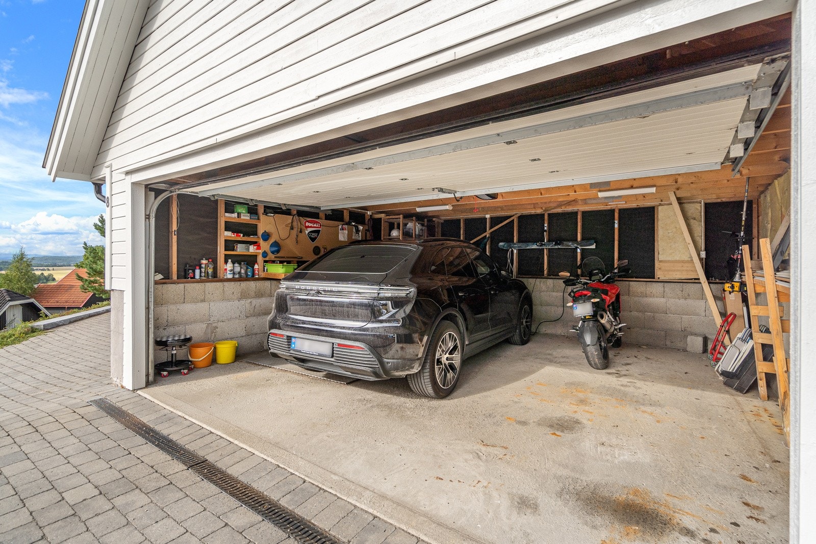 Det er montert elbillader i garasjen Galleribilde