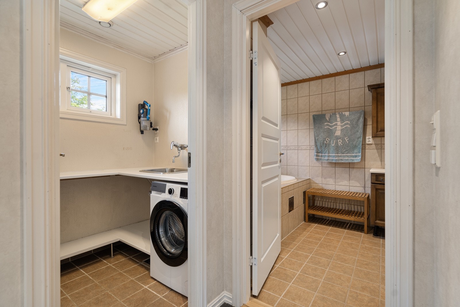 Separat vaskerom med benkplass og teknisk opplegg, samt baderom vegg i vegg. Galleribilde