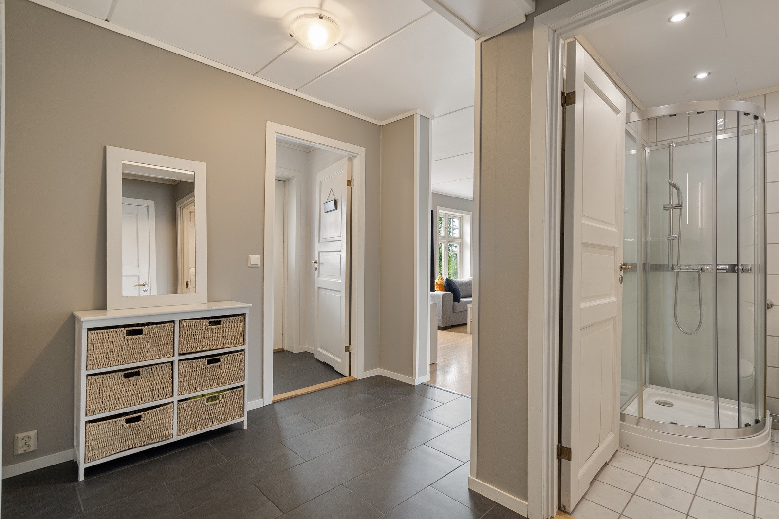 Nye fliser i gang i 2025 samt pusset opp overflater i gang, stue og kjøkken i denne etasjen Galleribilde