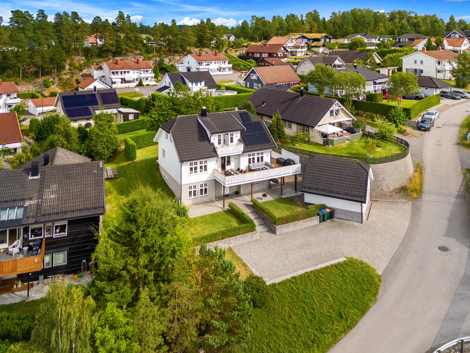 Velkommen til denne svært flott beliggende eiendommen i Grevlingstien i Revetal 3! Galleribilde