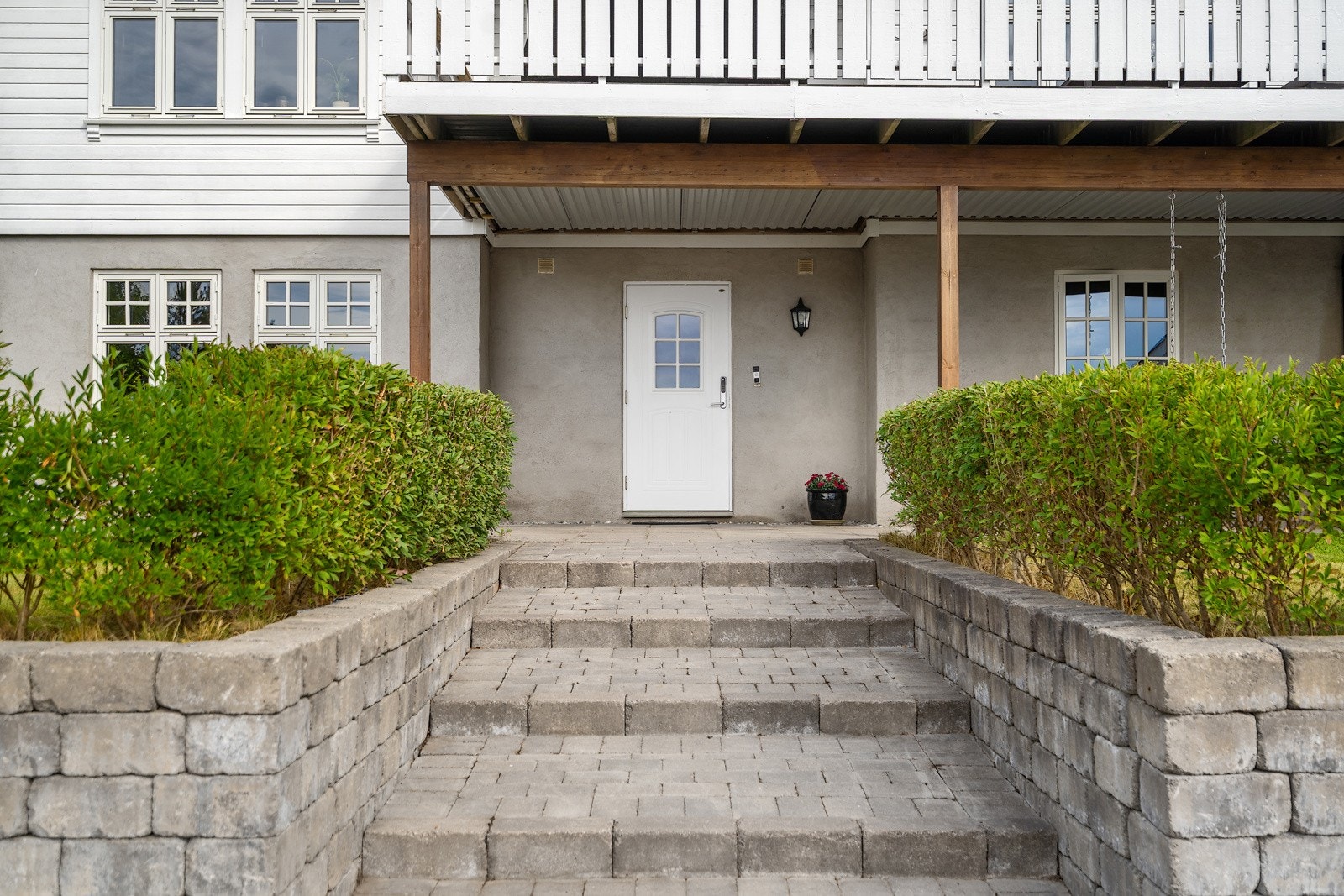 Adkomst til boligens sokkeletasje (pr i dag boligens inngangsparti, tidligere var dette inngang til utleiedelen) Galleribilde