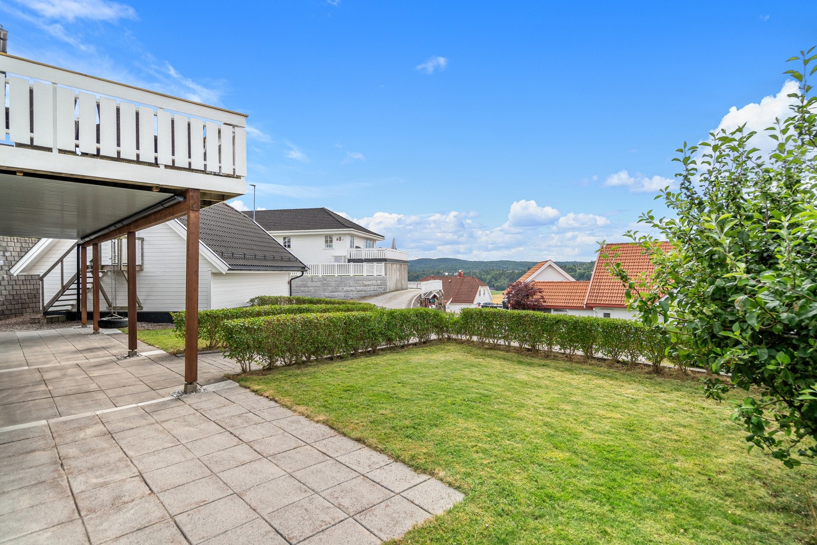 Hage på fremsiden av boligen. Galleribilde