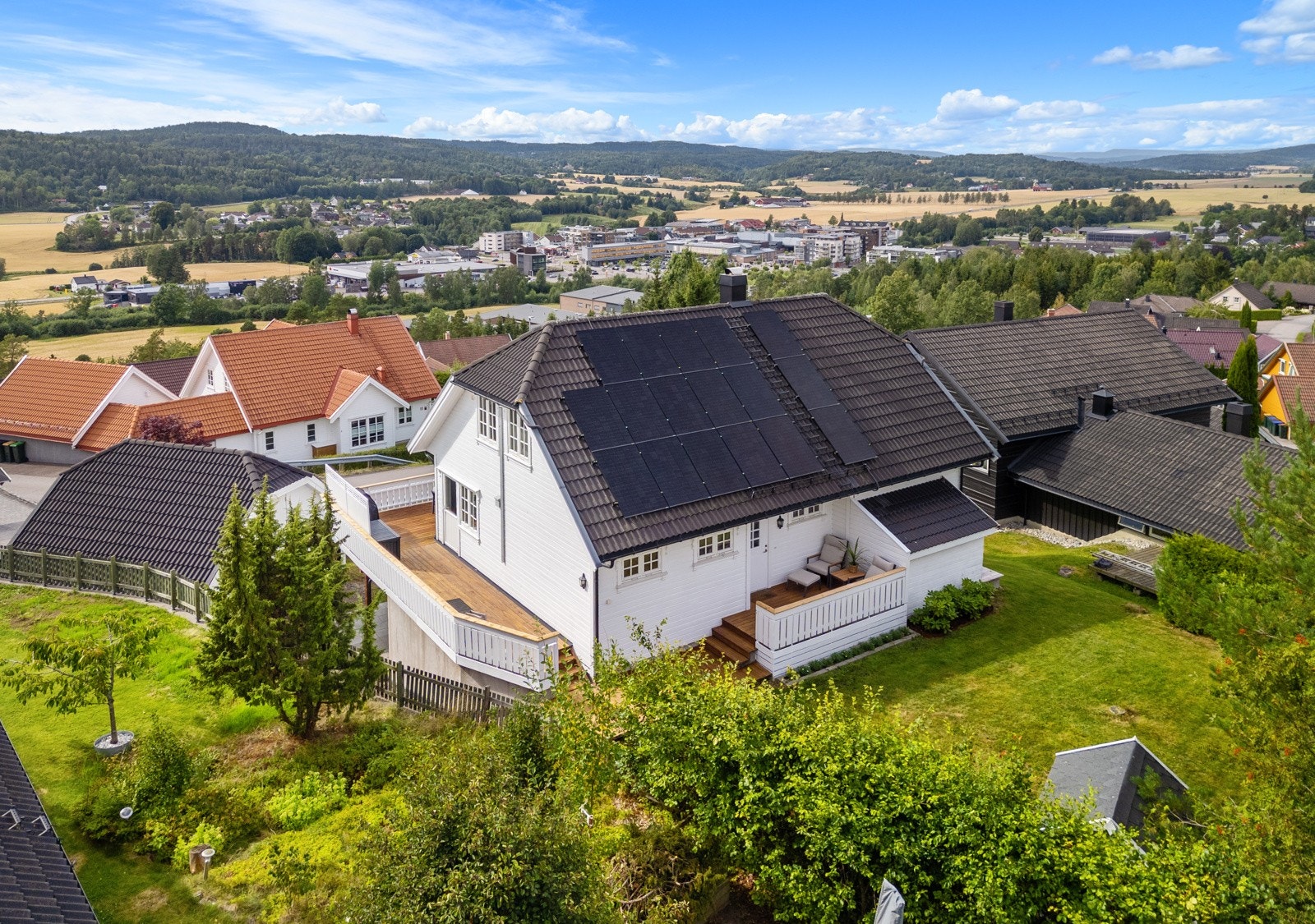 Tilnærmet uhindret utsikt mot vest gir boligen en meget god beliggenhet. Montert solcellepanel på tak i 2022. Galleribilde