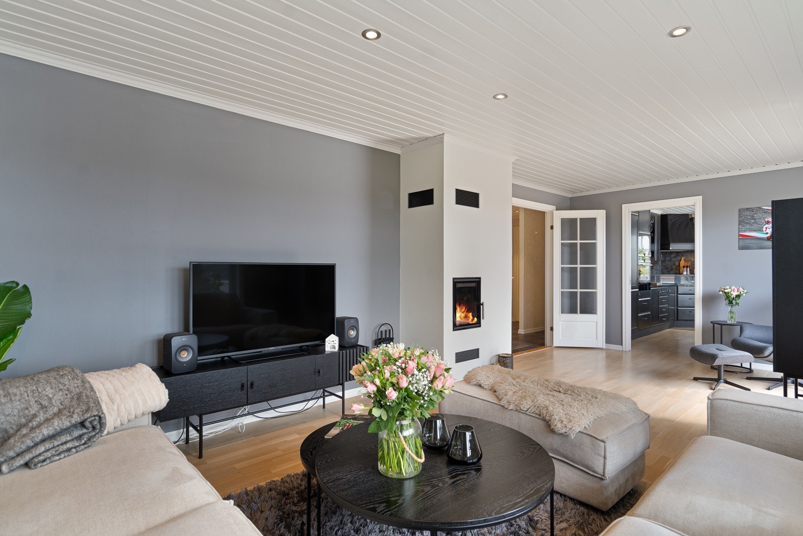 Stua har en god løsning med plass til sofamøblement innerst, med en fint plassert peisinnsats som varmer godt som tilleggsvarme Galleribilde