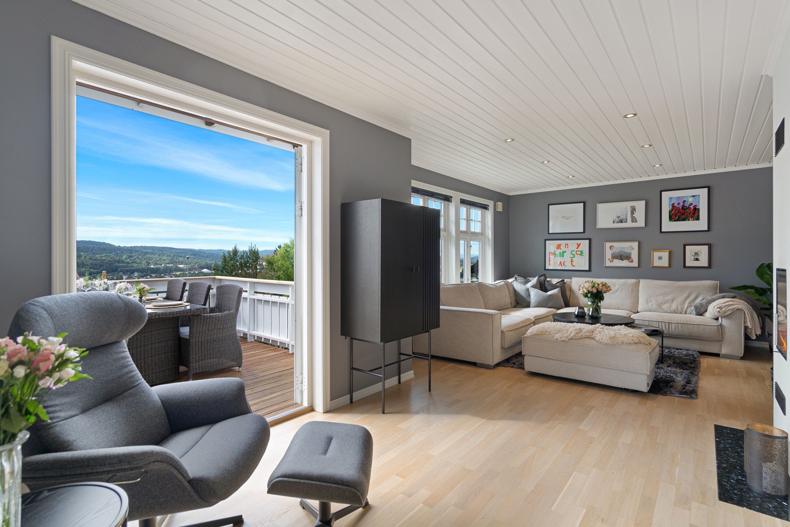 Doble dører fra stua og ut til terrassen mot vest Galleribilde